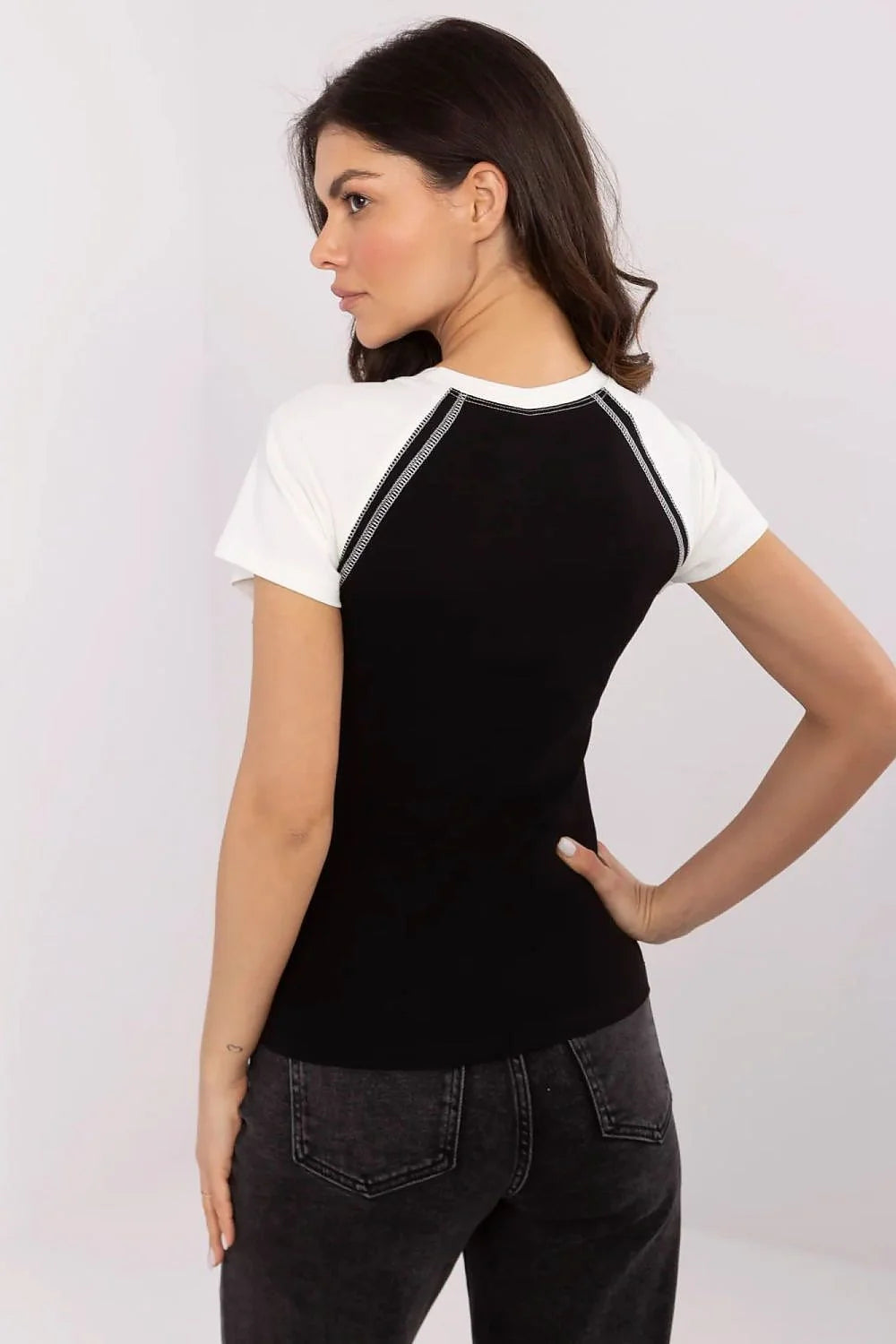 T-shirt femme design moderne manches courtes coupe ajustée encolure ronde logo cœur coton stretch coloris noir et blanc