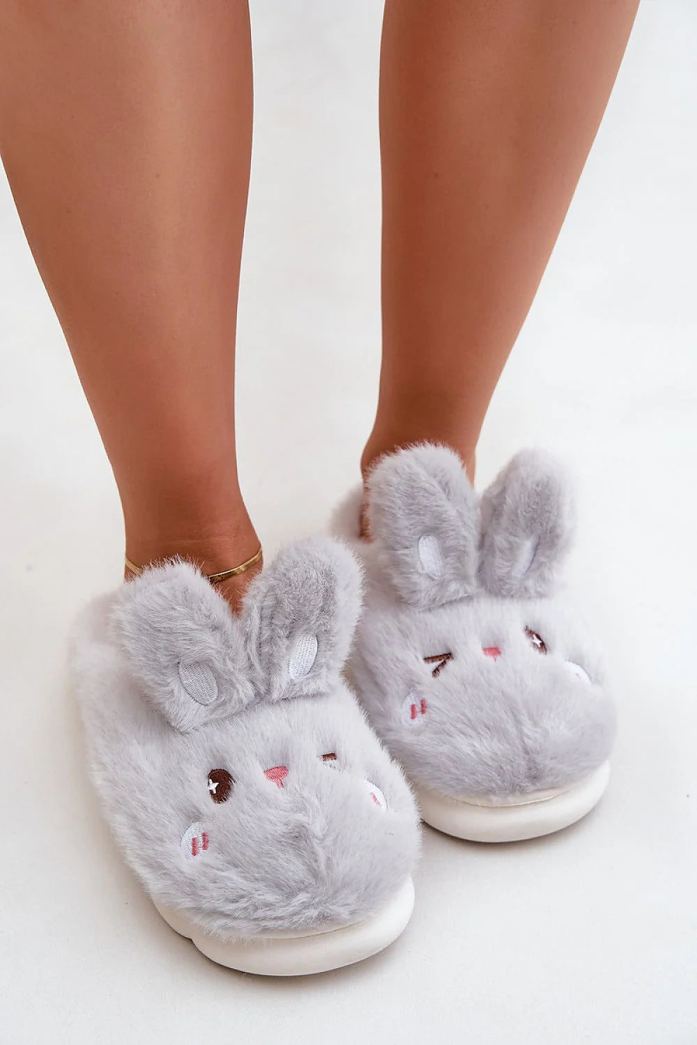 pantoufles fausse fourrure grise femme mules intérieur cosy lapin oreilles relief brodées yeux nez joues roses semelle antidérapante