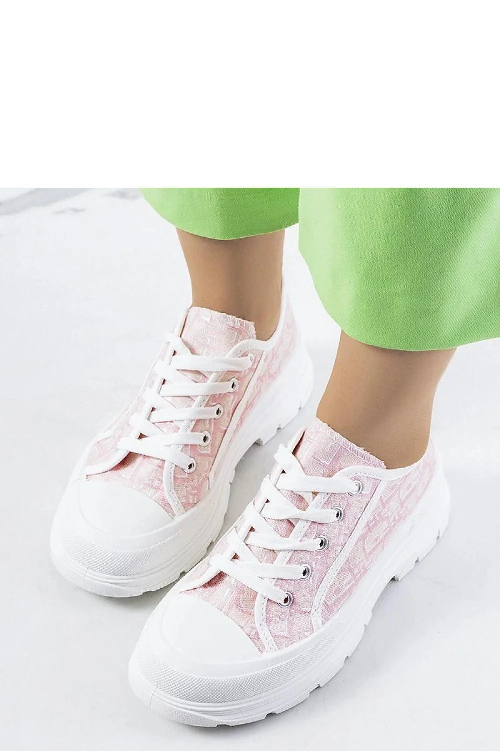 Baskets mode femmes tissu rose motifs géométriques lacets blancs semelle caoutchouc blanche confortable coupe basse occasion estivale