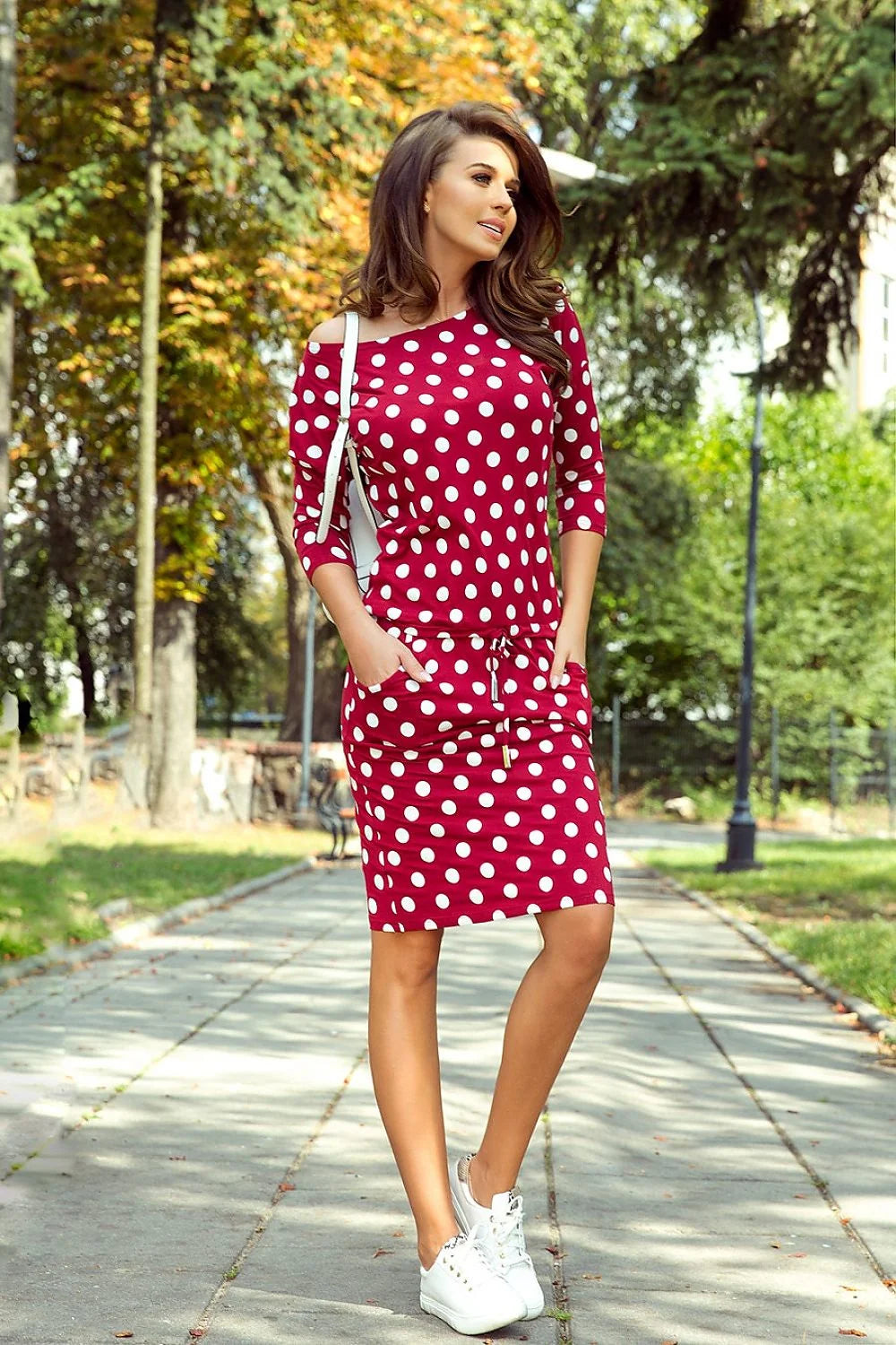 robe femme mi longue bordeaux pois blancs viscose elasthanne coupe droite manches trois quarts encolure asymétrique cordon serrage poches laterales