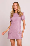 robe mini rose poudré coupe droite tissu texturé tweed manches courtes poches plaquées rabat boutons coeur doré élégante confortable sophistiquée