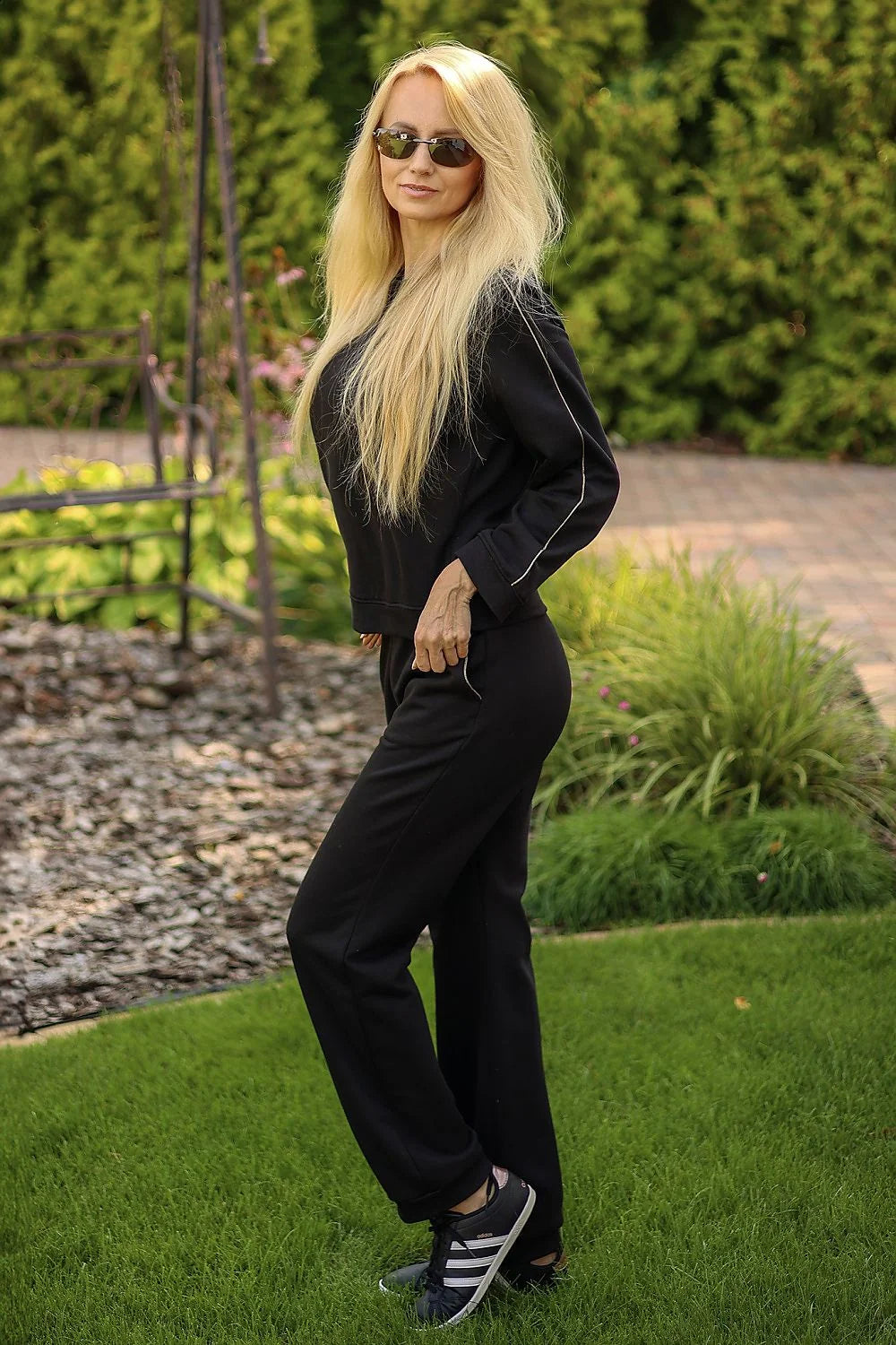 L'ensemble sportswear pour femmes élégant sweat à manches longues joggers noir look décontracté athlétique quotidien