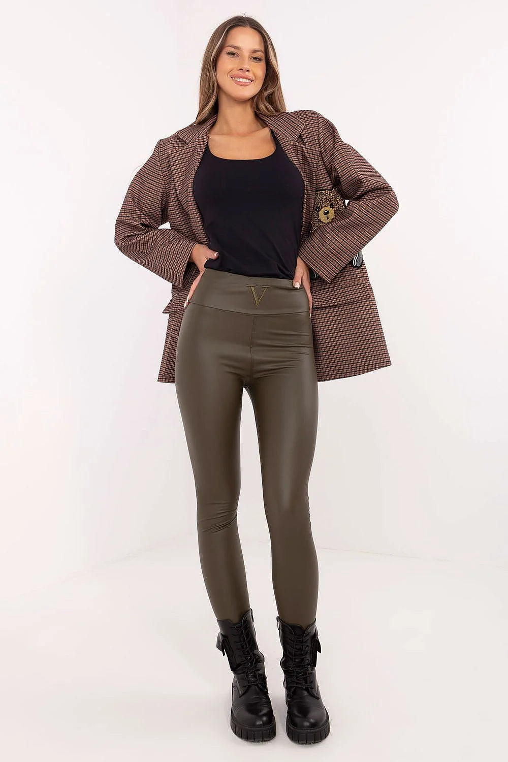 Ensemble mode femme veste carreaux marron blazer taille haute pantalon cuir vert olive bottines combat