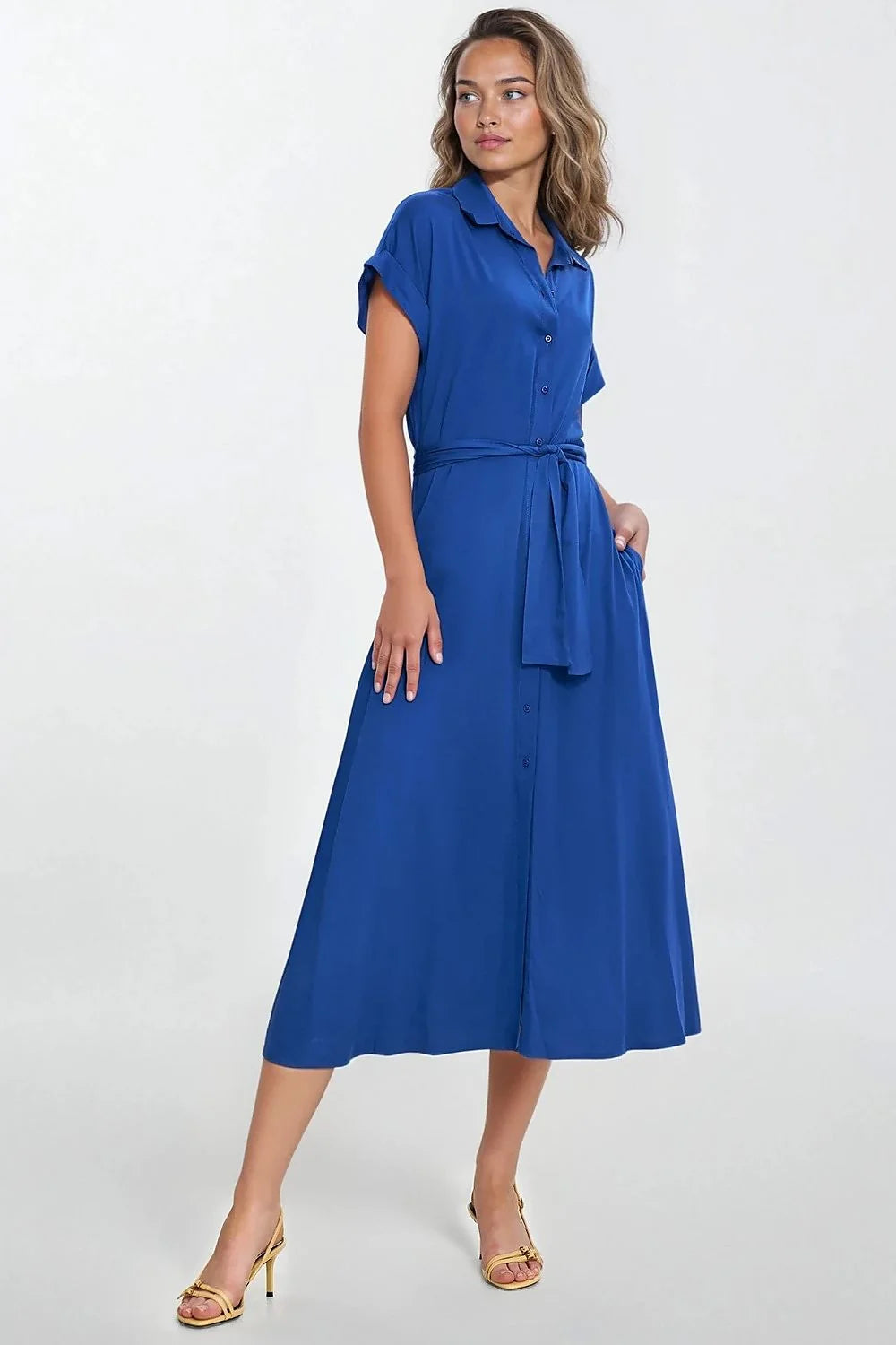 robe chemisier longue bleu cobalt vif col classique manches courtes retroussées boutonnage intégral ceinture nouée jupe évasée fluide