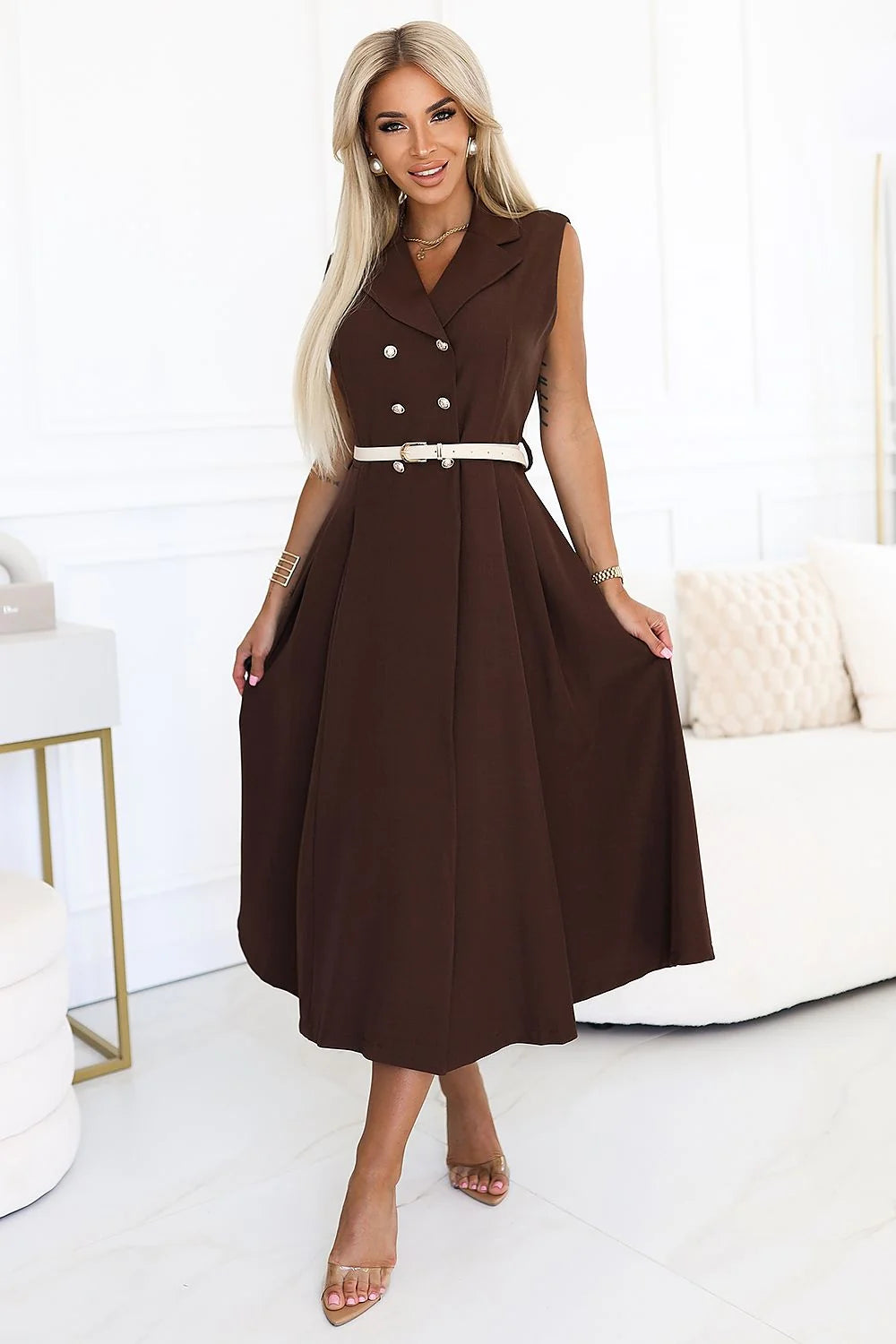 robe blazer midi femme marron chocolat sans manches évasée plissée cintrée ceinture beige boucle métallique double boutonnage boutons argentés