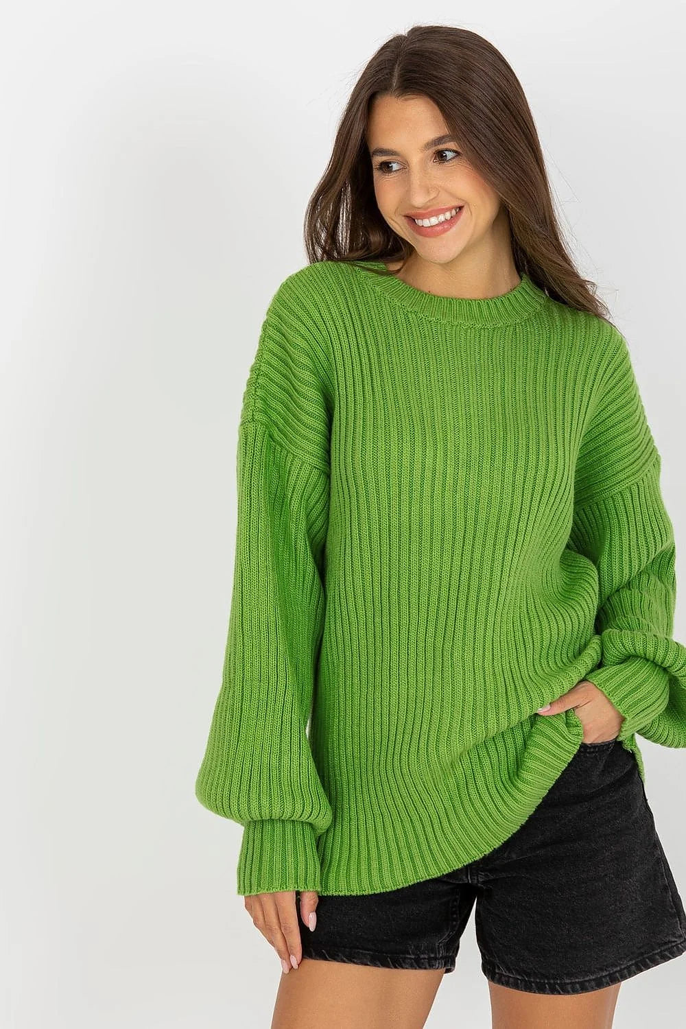Chandail femme ample manches longues col rond matériau doux style moderne couleur verte vif tricot côtelé finitions soignées