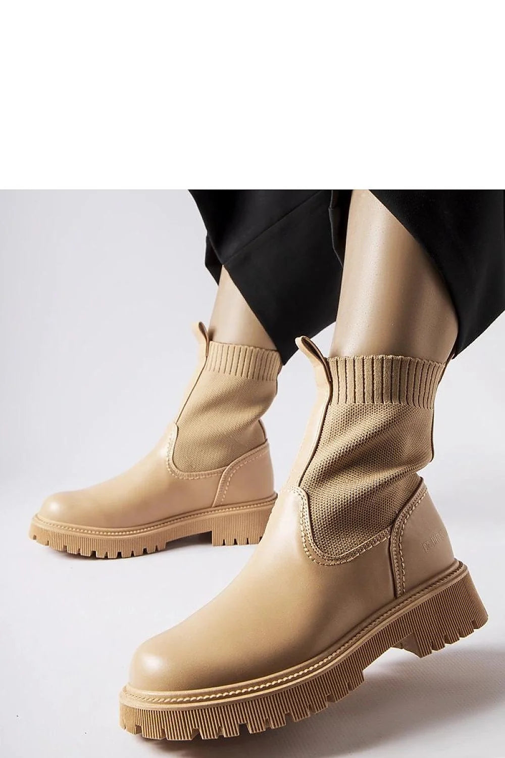 Bottines femmes design moderne style Chelsea beige éco-daim confort adhérence semelle caoutchouc crantée tige haute ajustée manuels urban