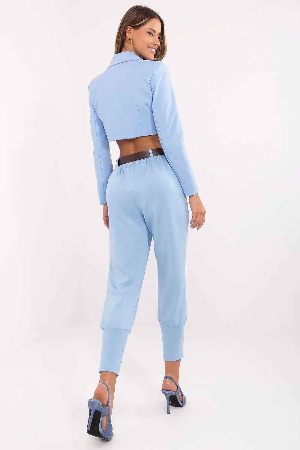 ensemble coordonné féminin élégant blazer croisé court épaules structurées boutons contrastants pantalon jogger taille haute ceinture marron boucle dorée