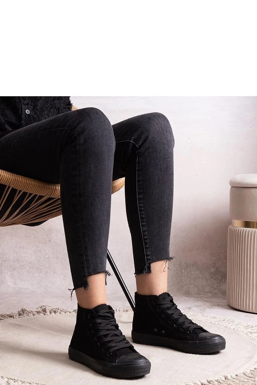 Baskets montantes femmes style urbain moderne couleur noire cuir synthétique semelle caoutchouc confortable tendance versatile