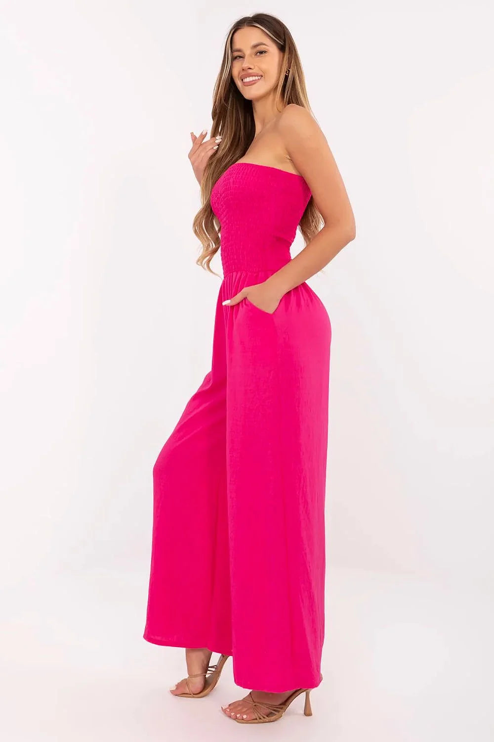 Combinaison sans bretelles rose fuchsia smockée fluide femme coupe large longueur genoux matière légère respirante été 2023