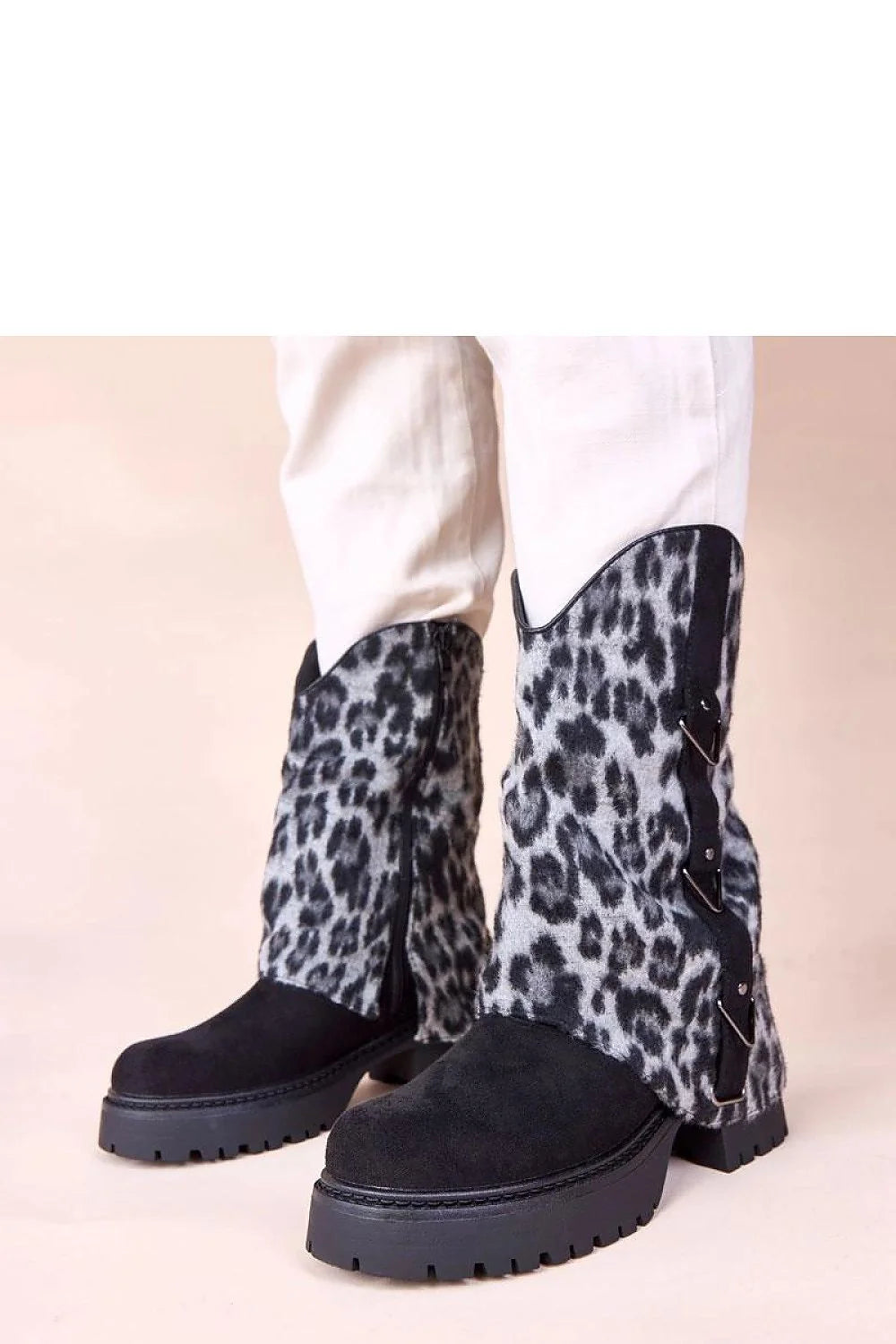bottines noires tige retroussée léopard Kaylia Gemre suédé western semelle crantée caoutchouc bout arrondi boucles métalliques chunky confortable