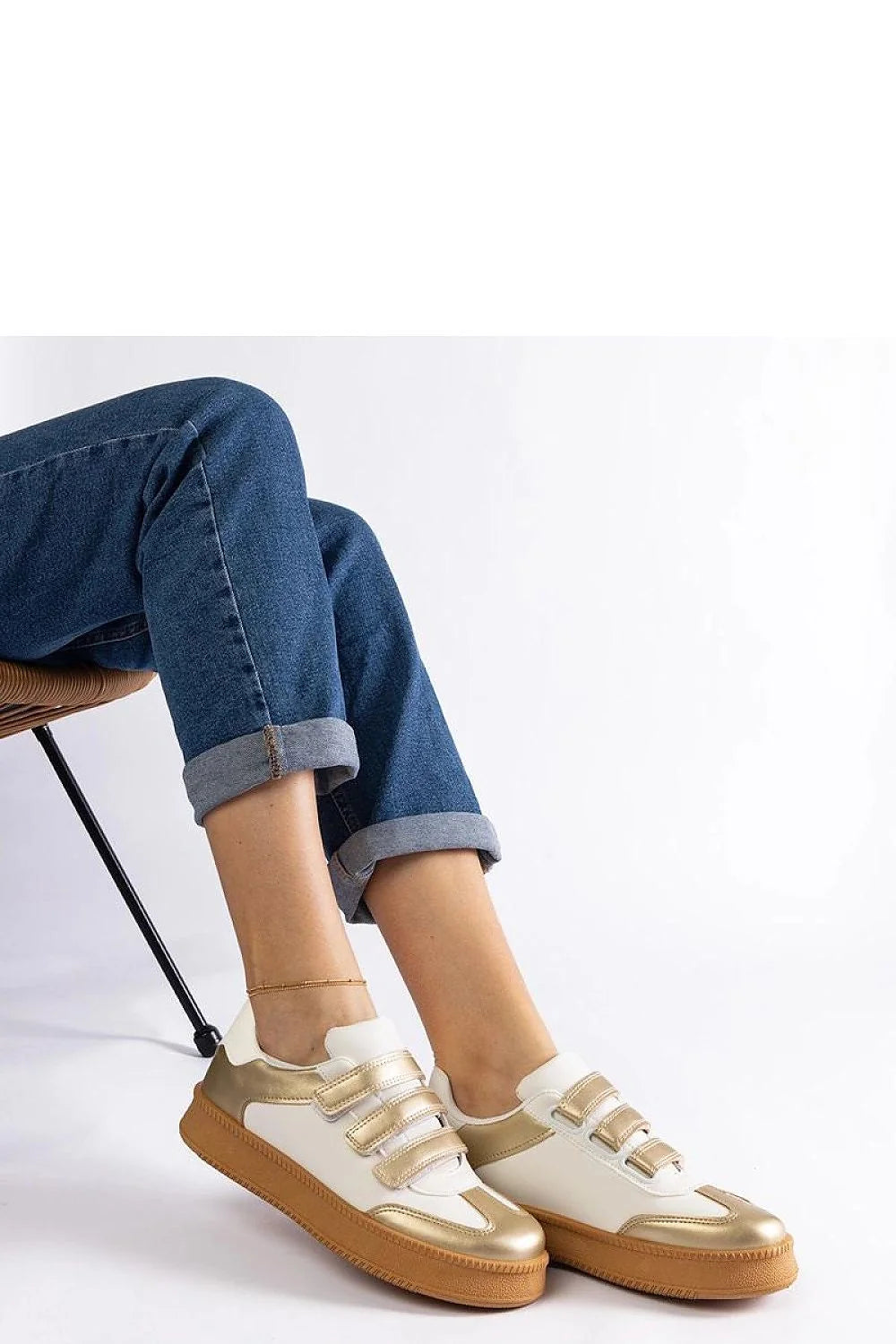 Baskets dorées pour femmes, confort et style, cuir synthétique, fermeture Velcro, semelle gomme marron, occasion quotidienne, mode moderne, design élégant, pantalons, robes, jeans, adhérence, durabilité, esthétique