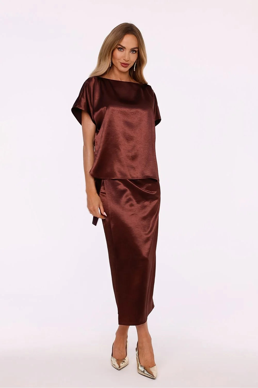 robe midi satin bordeaux col bateau manches kimono fluidité brillant drapé taille nouée côté cintrée élégante féminine soirée cocktail