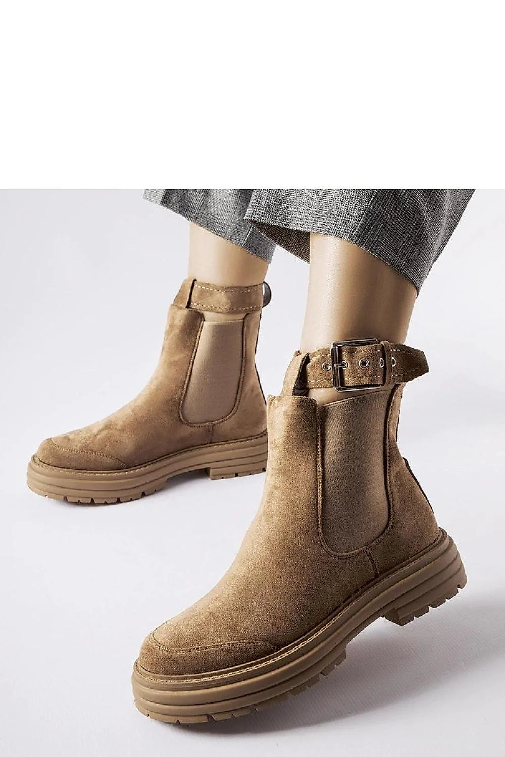 Bottines Chelsea femme style moderne élégant beige sand suède semelle épaisse caoutchouc résistante détails métalliques ajustables