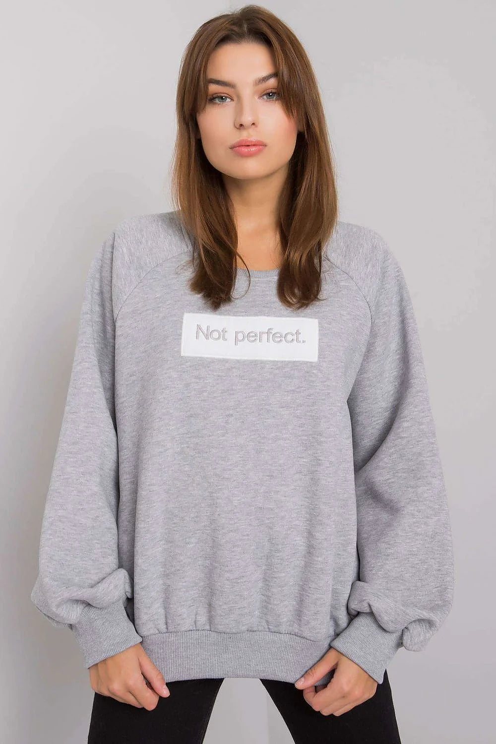 sweatshirt femme oversize gris clair molletonné doux manches longues raglan col rond côtelés poignets imprimé Not perfect brodé