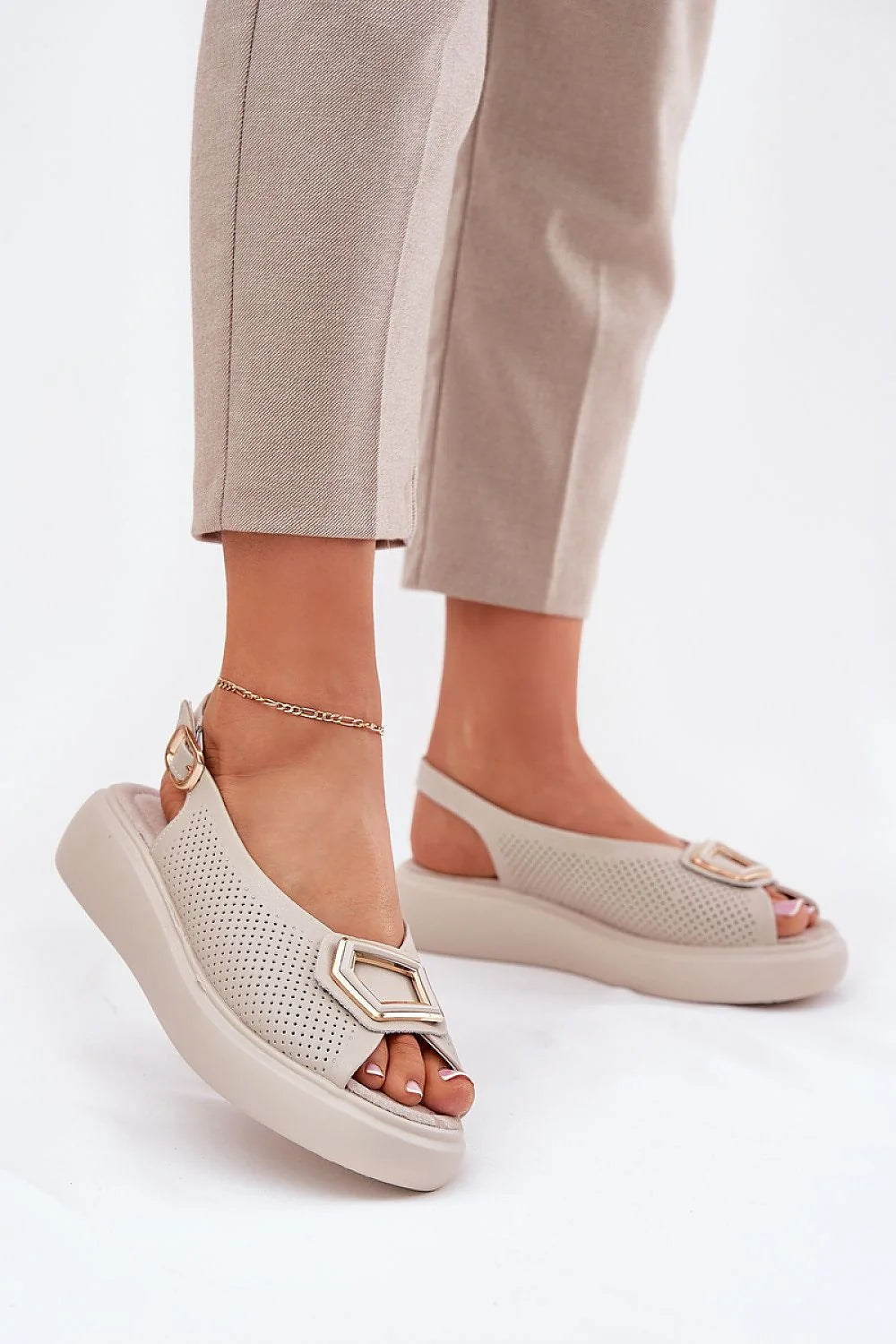 Sandales pour femmes design moderne style minimaliste cuir synthétique beige doré plateforme basse confort perforations détail métallique occasion ville décontracté