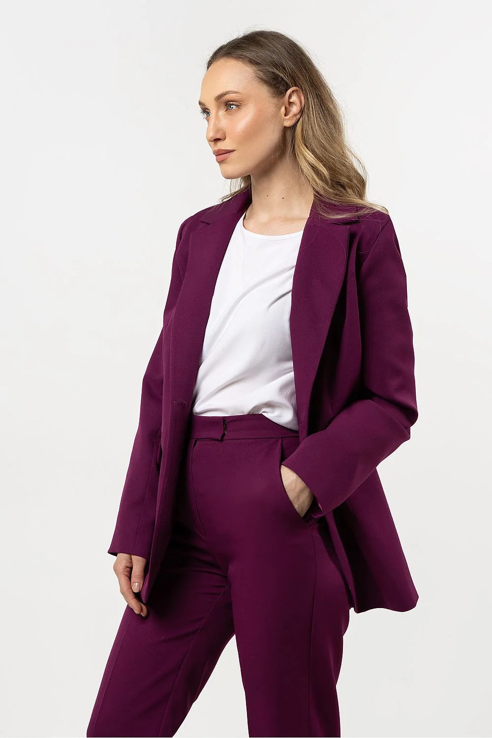 Tailleur féminin moderne veste ajustée pantalon droite couleur prune matériau polyester texture lisse coupe élégante occasion professionnelle