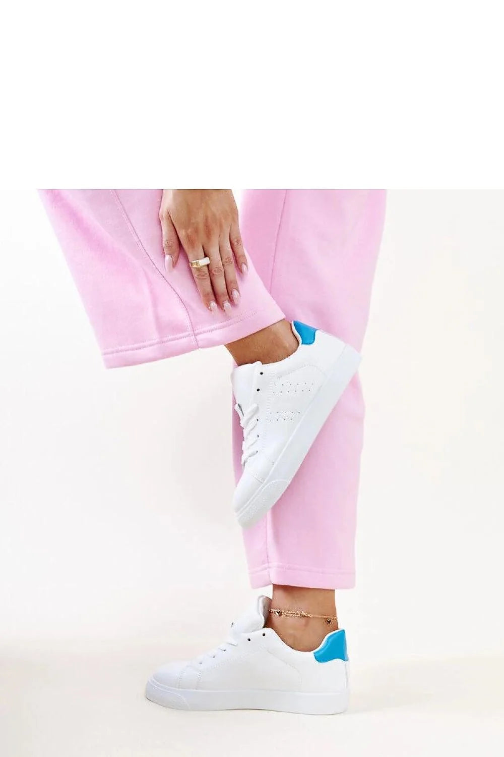 Baskets Solea Akila Adidas blanches bleues jogging femmes cuir simili confort urbain style casual