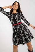 Robe de jour chic moderne longueur genoux manches 3/4 motif perles noires blanches ceinture rouge femme