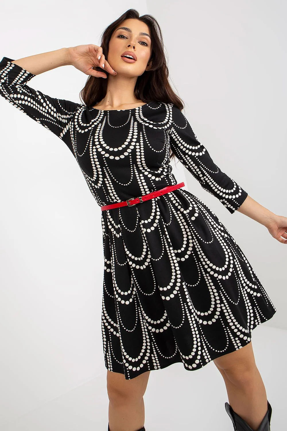 Robe de jour chic moderne longueur genoux manches 3/4 motif perles noires blanches ceinture rouge femme