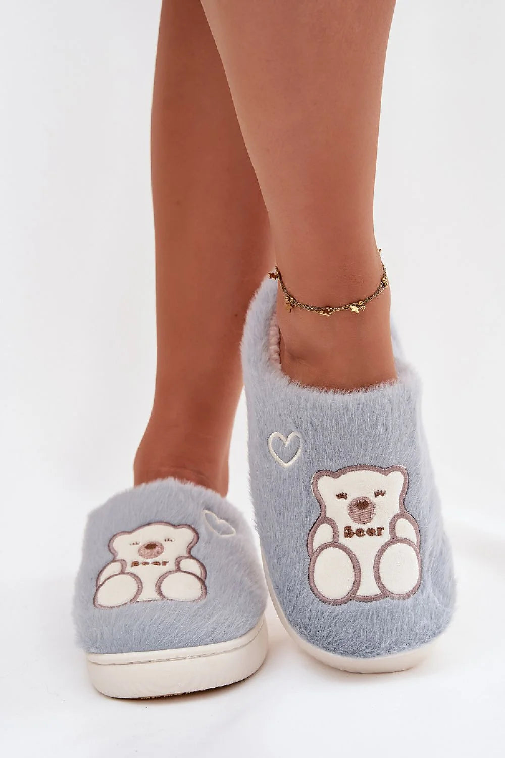 chaussons femmes fausse fourrure bleu pastel mules bout fermé ours brodé coeurs doublure pelucheuse semelle épaisse blanche cocooning confortable isolante