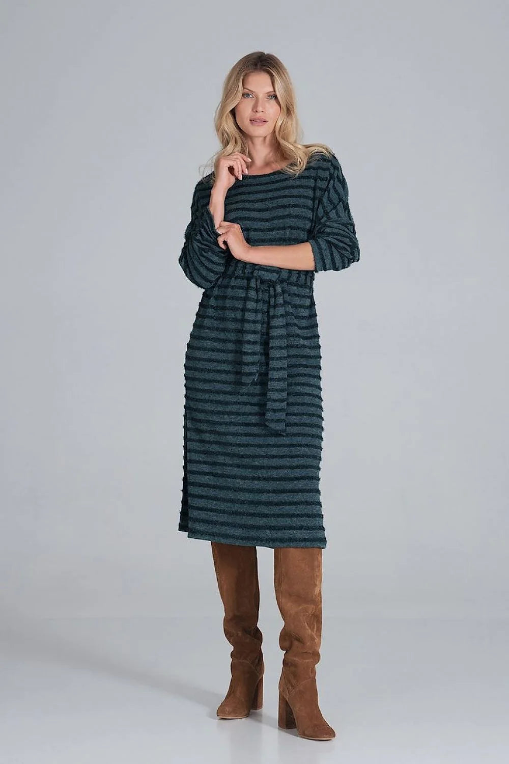 Robe tricot rayée grise élégante et décontractée avec ceinture pour un style chic quotidien