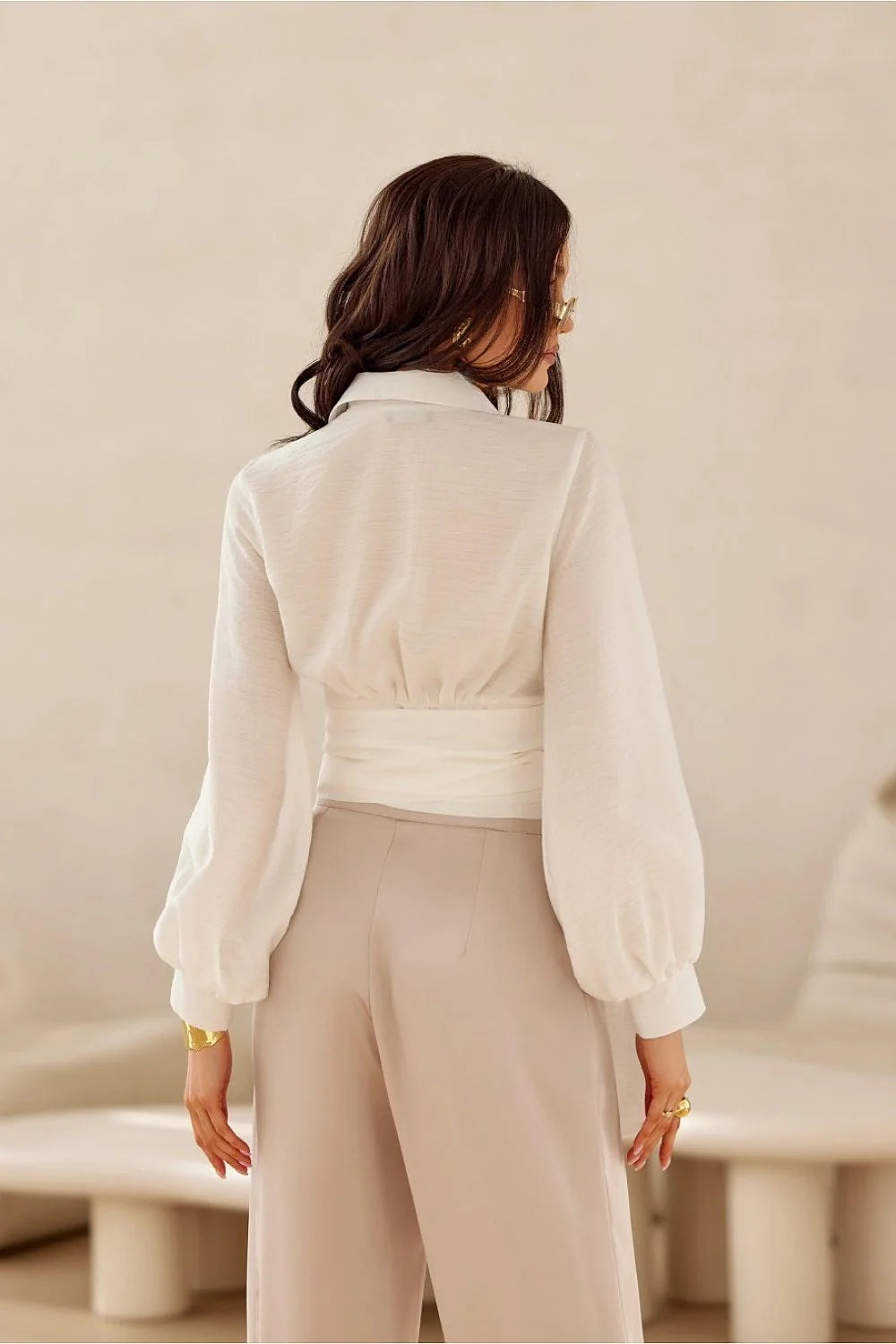 Chemisier cache-cœur élégant en nylon et viscose blanc manches bouffantes ceinture ajustable taille haute pantalon beige clair femme