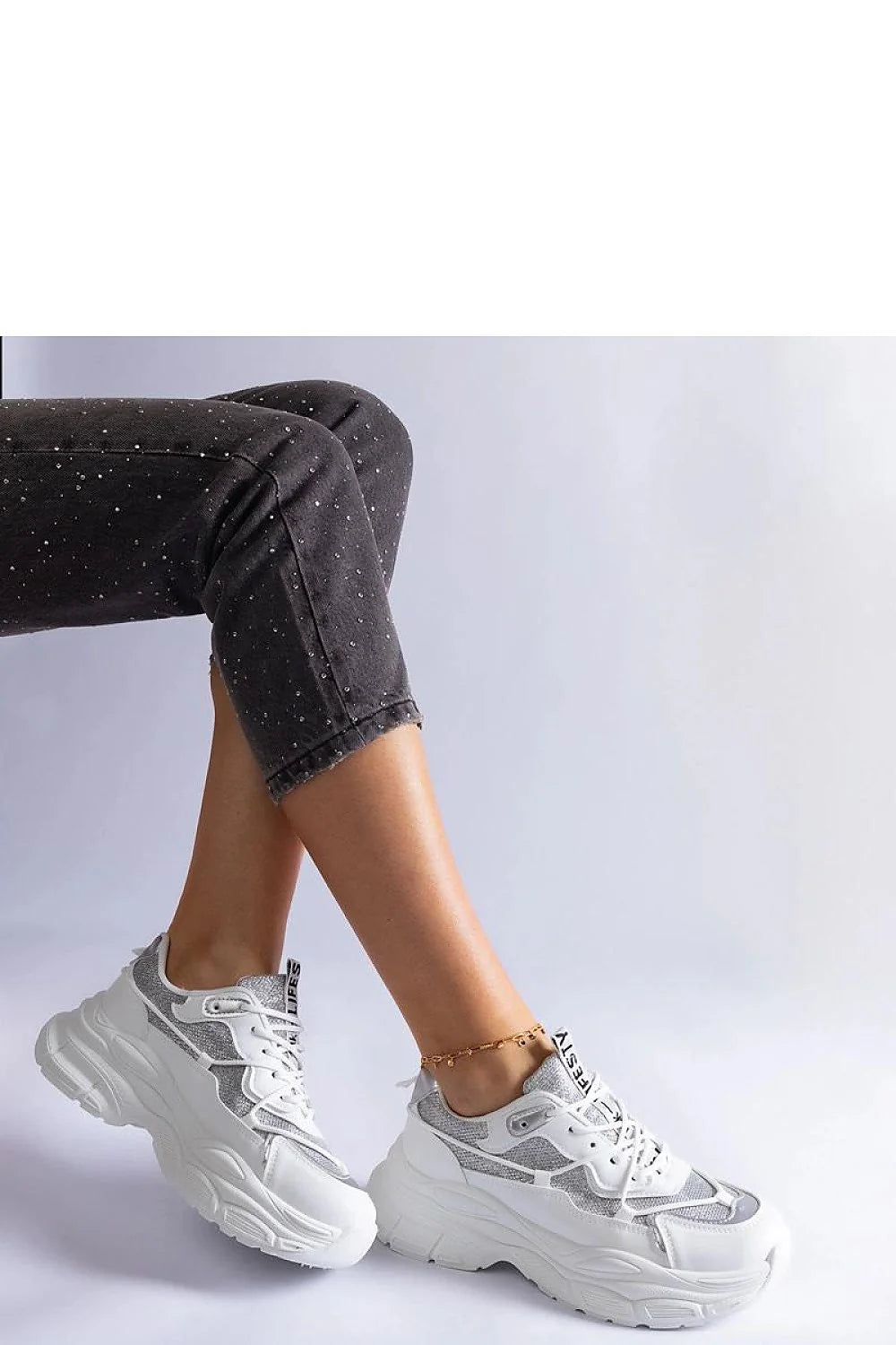 Sneakers femmes style chunky semelle épaisse cuir synthétique blanc et gris maille ventilation talon branding