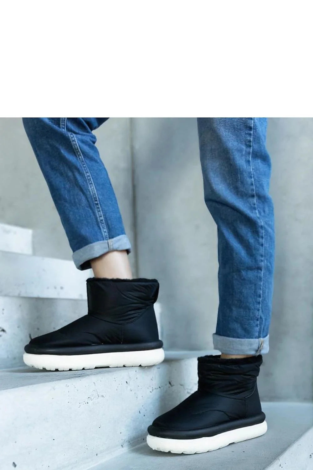 Bottes de neige Solea design moderne coupe structurée noir profond semelle blanche femmes hautes urbain confortable imperméable chaud plateforme Cores