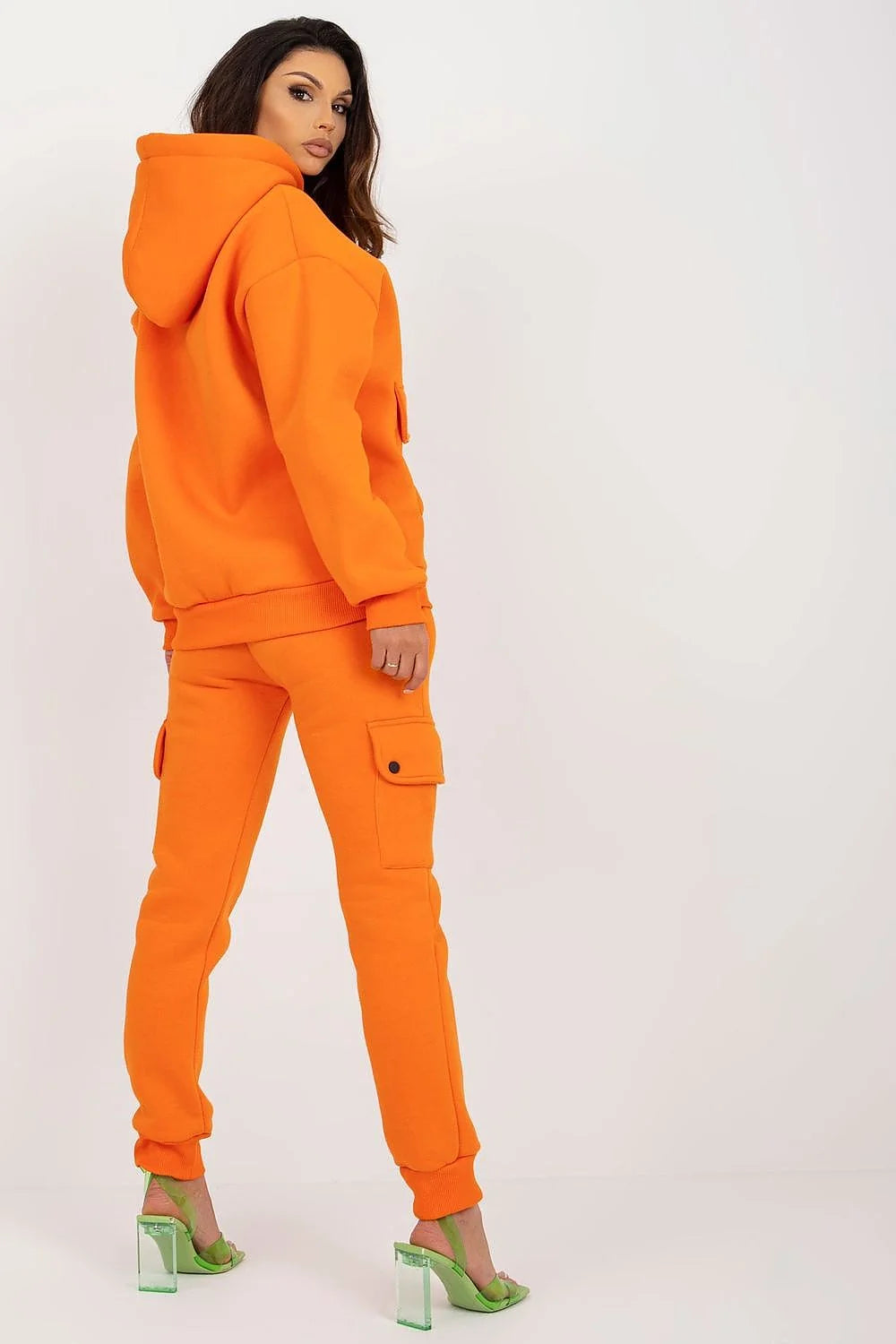 Ensemble vibrant et moderne pour femme sweat capuche pantalon cargo couleur orange vif coupe ample ajustée style sportif urbain