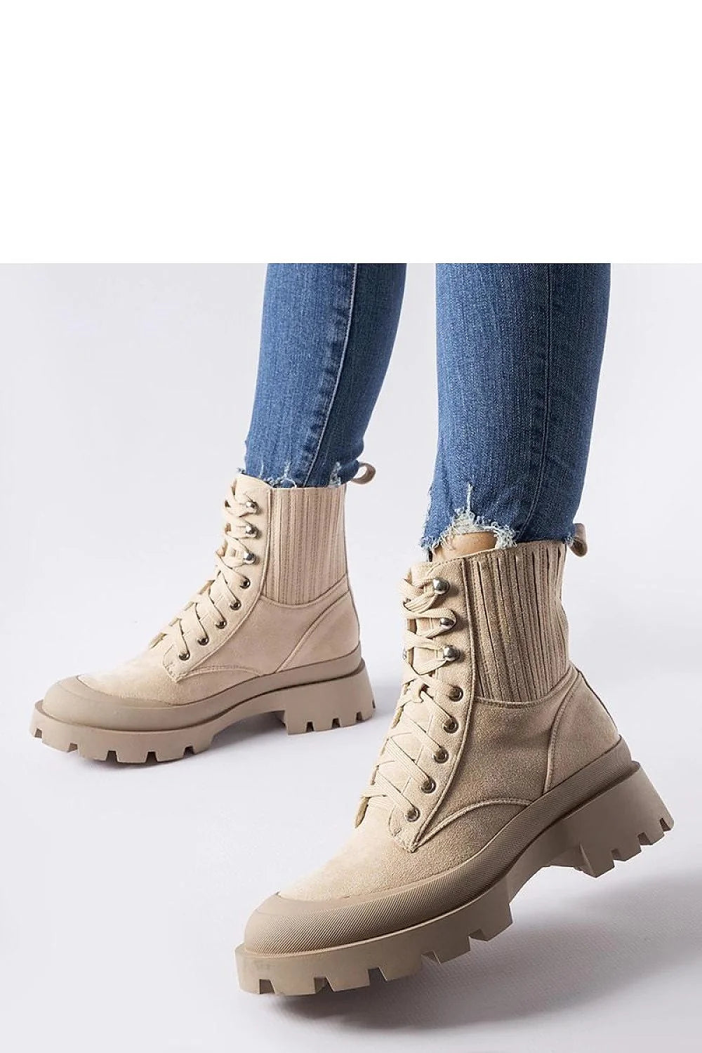 Bottes pour femmes design moderne militaire urbain beige éco-suède lacets métalliques semelle épaisse caoutchouc couleur unie style robuste fonctionnel look élégant décontracté