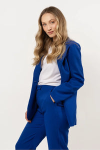 veste blazer tailleur bleu cobalt ajustée cintrée épaules structurées pantalon slim taille mi haute tissu structuré