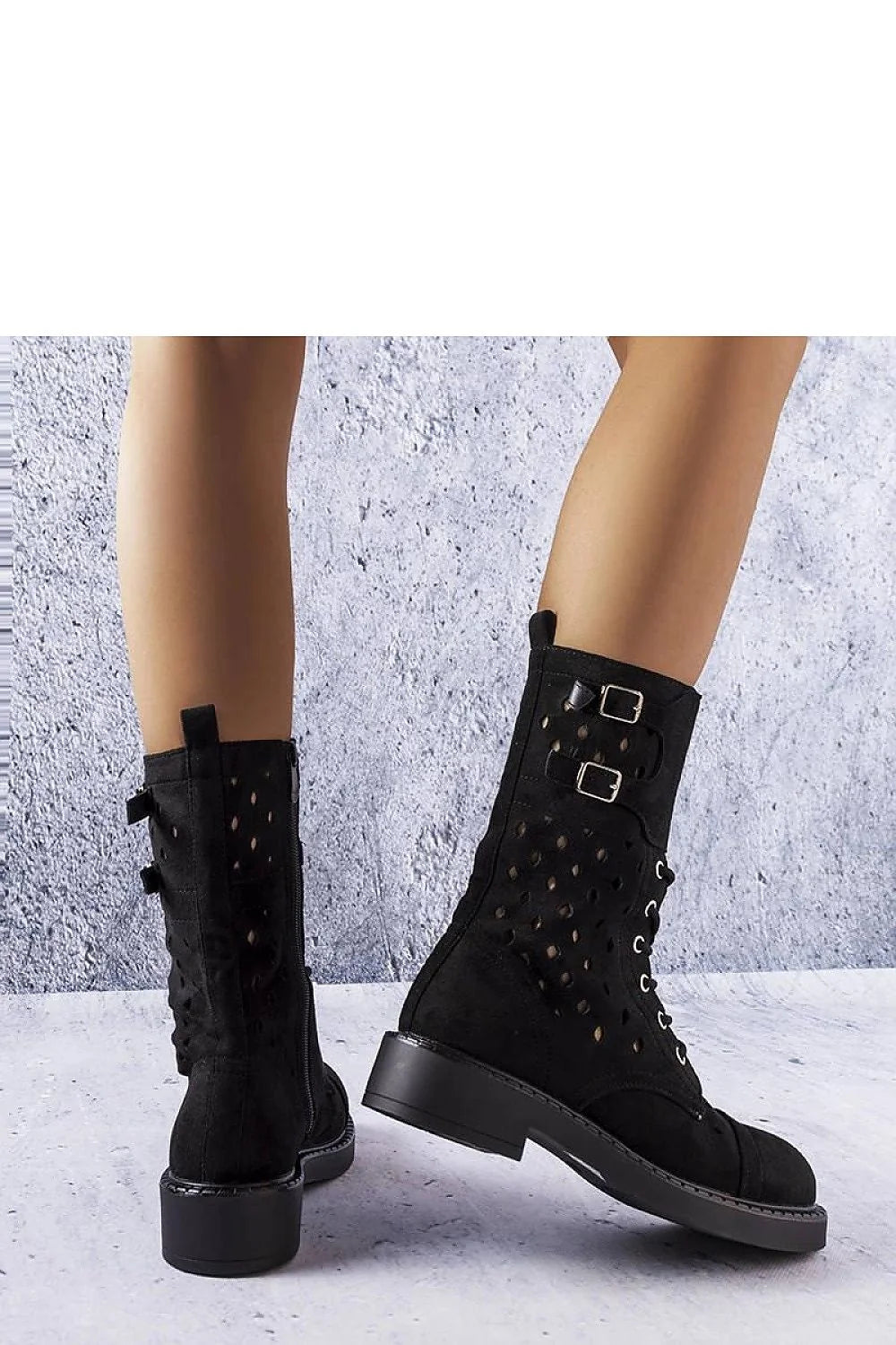 Bottes militaires chic pour femmes en cuir suédé noires avec système de laçage et finitions métalliques