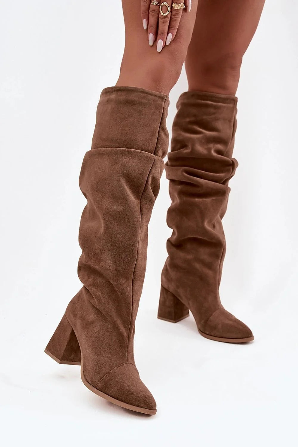 cuissardes suède daim marron chocolat tige haute froncée bout pointu talon colonne moyen stable enfilable doublure chaude féminine confortable
