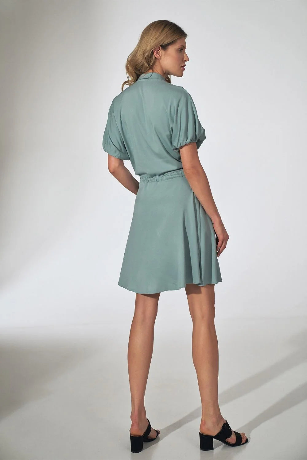 Robe satinée élégante rose saumon manches bouffantes col classique ceinture intégrée style raffiné femme