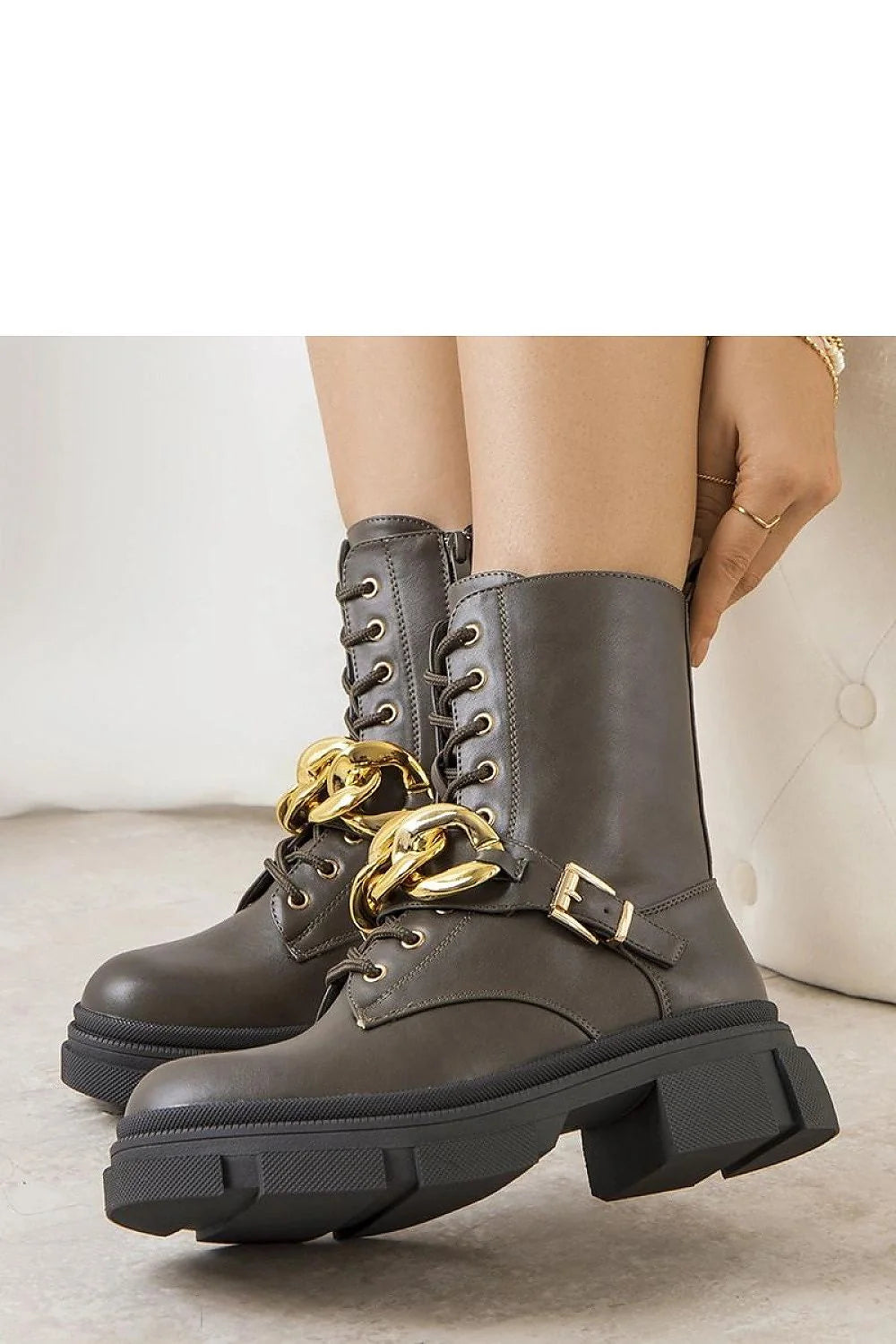 Bottines militaire chic cuir synthétique marron foncé chaîne dorée boucle ornementale semelle épaisse crantée côté zippers femme