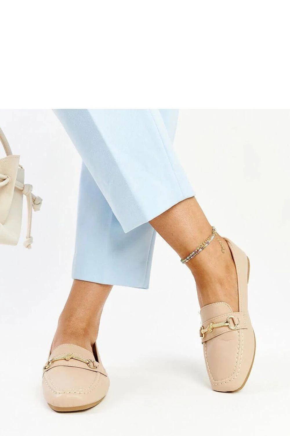 Mocassins beiges classiques pour femme, cuir lisse, métal doré, semelle caoutchouc, style élégant, occasion estivale, confort maximal, ajustement parfait, design artisanal, look sophistiqué, tenue chic, mode intemporelle, accessoires luxueux, bijoux dorés