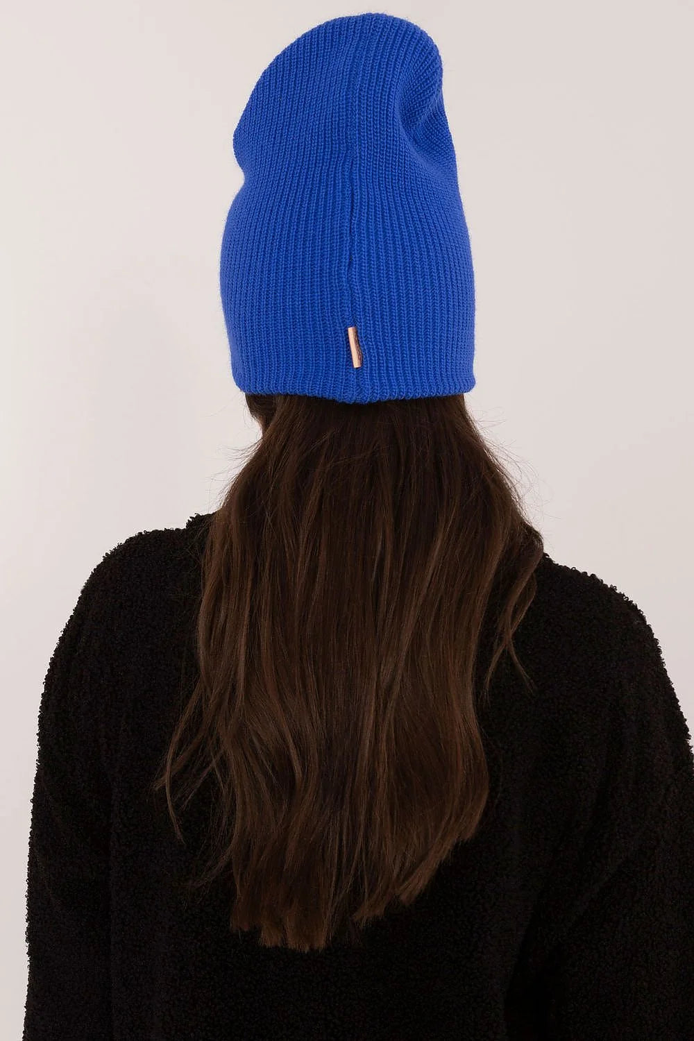 Bonnet femme Rue Paris moderne casual bleu vif tricot côtelé acrylique doux écusson cuir hiver élégant tendance