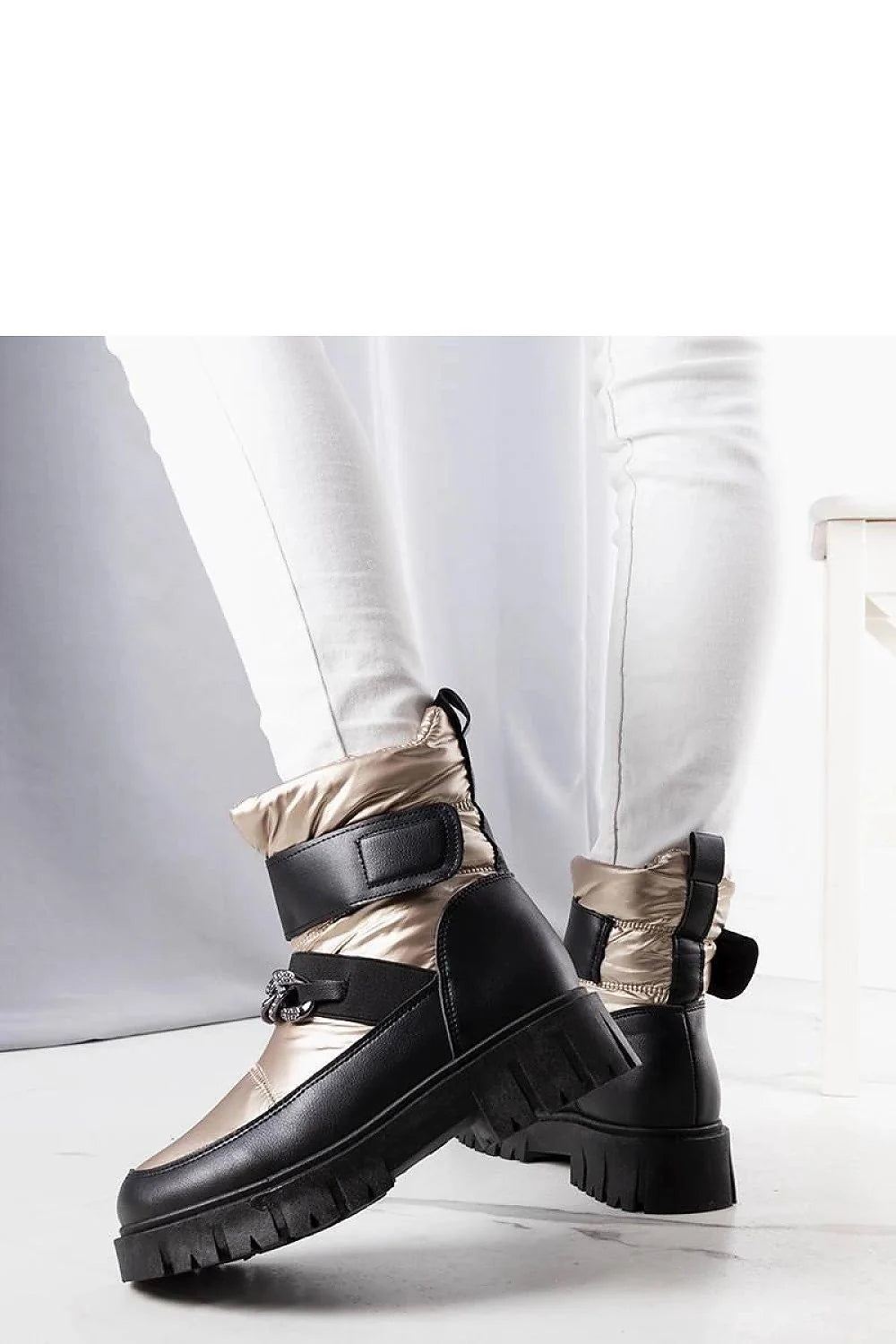 Bottes pour femmes design moderne audacieux mixte similicuir textile brillant noir champagne semelle épaisse lanières croisées clip décoratif confort durabilité style chic décontracté occasion quotidienne sortie ville