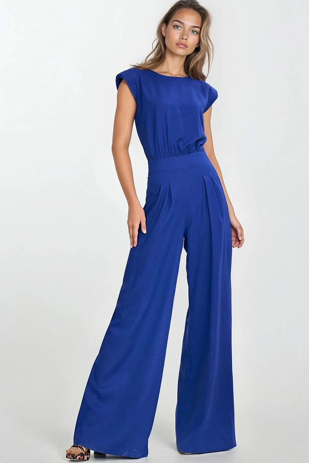 Combinaison électrique bleu élégante pour femme, deux pièces, coupe régulière, col bateau, épaules intégrées, pantalon large, matériau respirant, style moderne, vêtement mode, occasion多种, confort optimal, look sophistiqué, design qualité