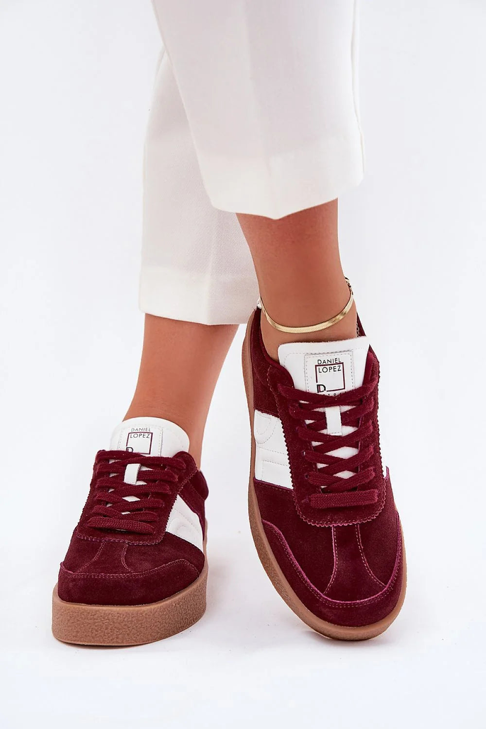 Baskets pour femmes design rétro-moderne en daim bordeaux et cuir blanc, confort et style élégant