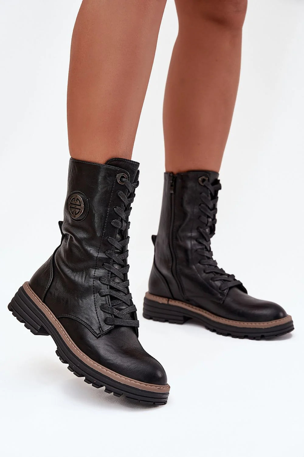 bottines montantes femme noires lacées militaire cuir synthétique lisse fermeture éclair plateforme crantée marron contrastée coutures apparentes doublure douce