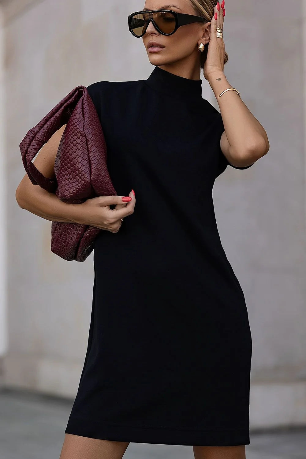 robe courte noire colroulé manchescourtes élastique secondepeau minimaliste élégante féminine confortable ajustée droite longueurgenou stylée polyvalente fabriquéePologne extensible