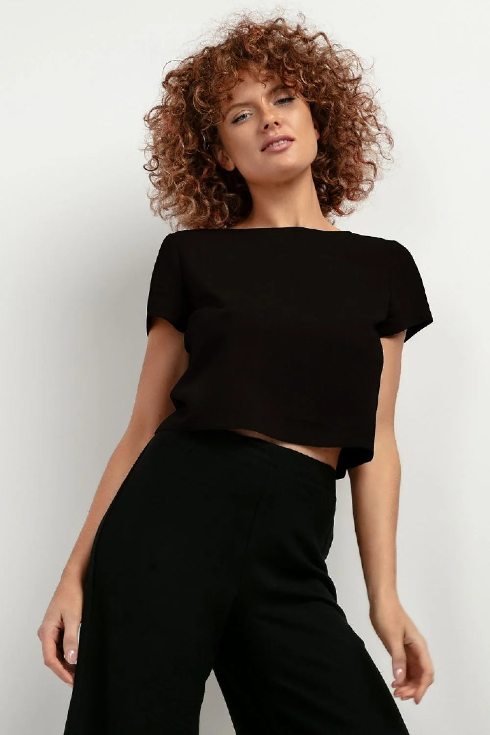 Ensemble minimaliste chemisier et pantalon femme taille haute jambes larges couleur noire style moderne coupe épurée