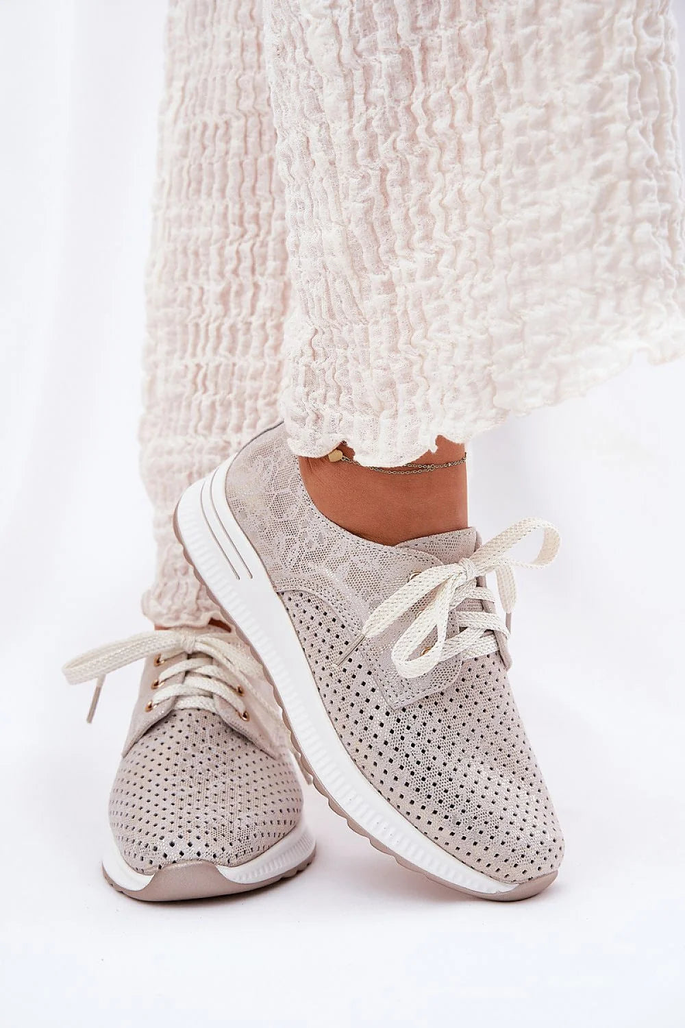 chaussures basses femmes sportive chic confort plateforme cuir naturel perforé beige lacets tissu œillets dorés semelle blanche compensée