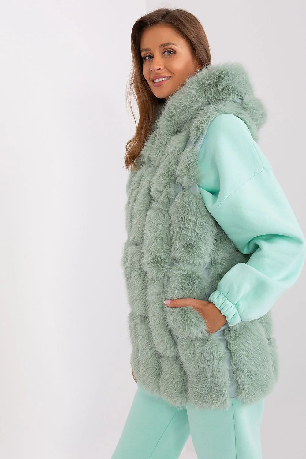 Gilet sans manches pour femmes avec capuche en fausse fourrure moderne texture quadrille couleur vert menthe longueur standard confortable douceur élégance hiver 2023
