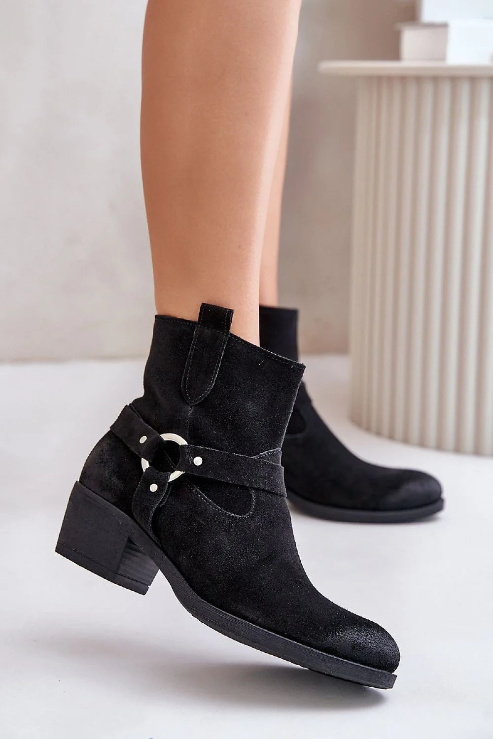 Bottines féminines en cuir suédé noir talon carré sangle cheville anneau métallique occasion automne-hiver