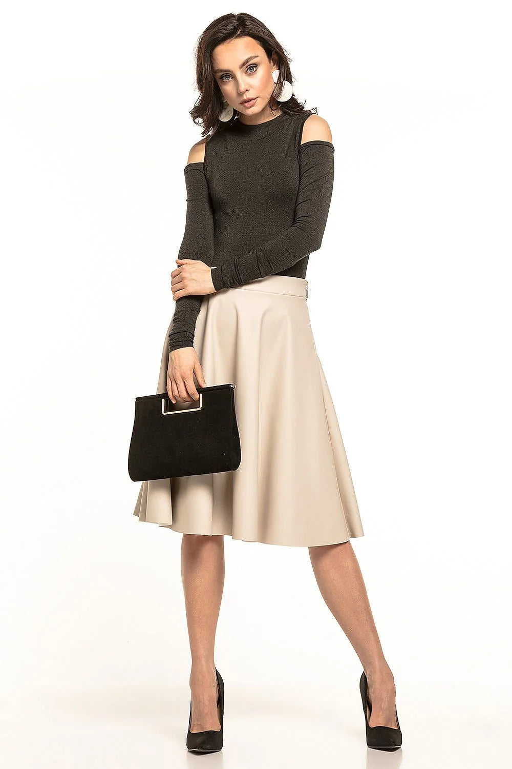 Ensemble élégant femme en jersey noir et gris clair épaules dénudées jupe évasée moderne