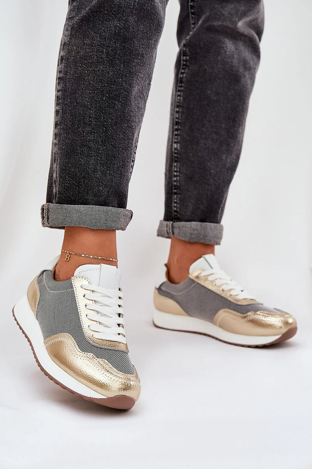 Chaussures de sport femmes design moderne élégant cuir naturel tissu empiècements dorés lacets blancs confort daily use