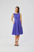 Robe de jour élégante sans manches coupe ajustée taille marquée jupe évasée bleu vibrant femme